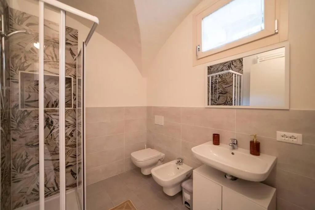 Lavinia Suite - Romantic & New! Marone 0*,
