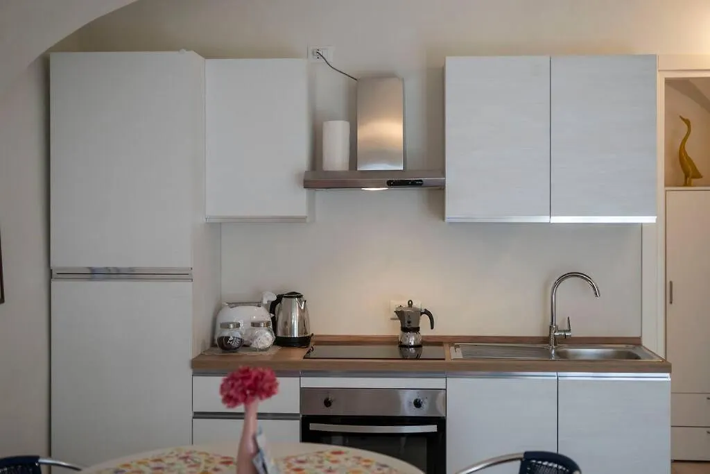Lavinia Suite - Romantic & New! Marone 0*,